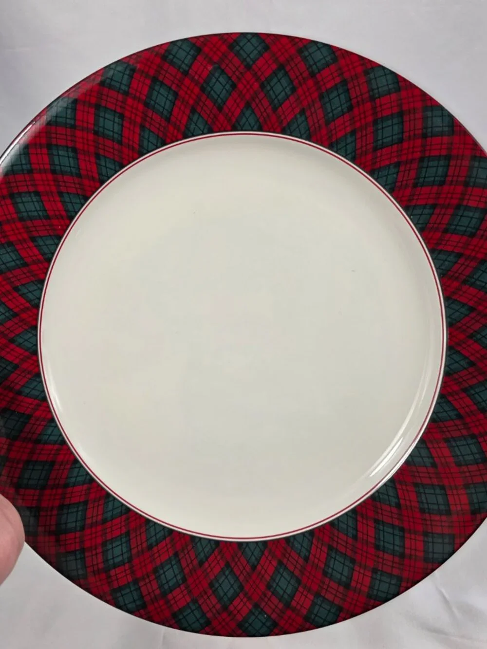 ONE (1) Sasaki Tartan Plaid Dinner Plate White with Red & Green Plaid Border